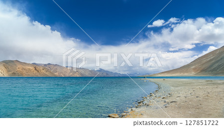 印度拉達克的班公湖和山景 127851722
