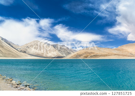 印度拉達克的班公湖和山景 127851725