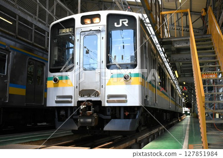 停靠在車站的南部支線E127系列車(顯示「川崎新町」) 停靠在車站的南部支線E127系列車(顯示「川崎新町」) 127851984