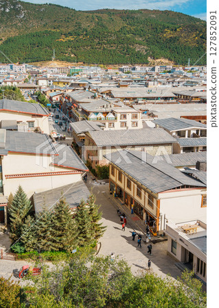 Panoramic Cityscape of Shangri-La, Yunnan 127852091