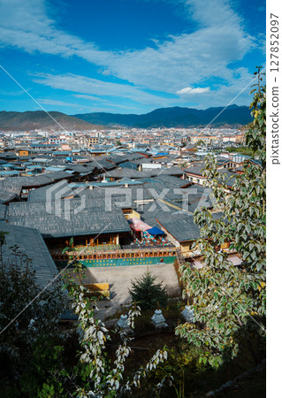 Panoramic Cityscape of Shangri-La, Yunnan 127852097