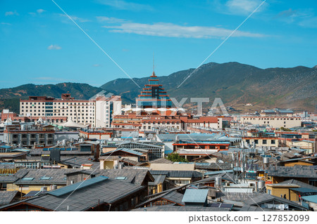 Panoramic Cityscape of Shangri-La, Yunnan 127852099
