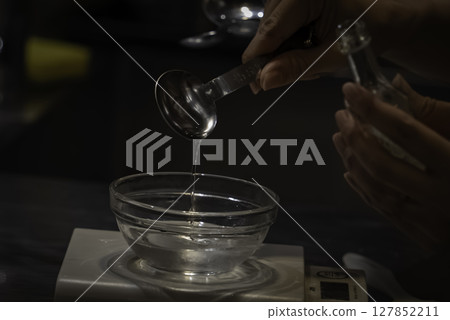 Making cake_pouring liquor 127852211