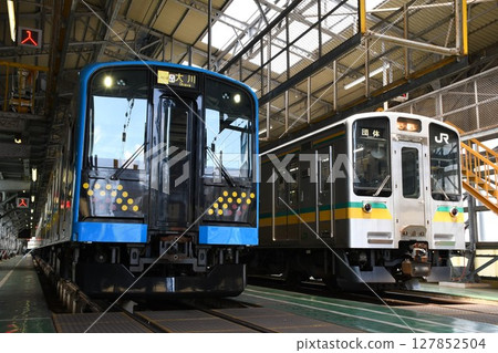 鶴見線的E131系1000系列（大川展示）和南部支線的E127系（組展示）在車庫裡排列著。 127852504