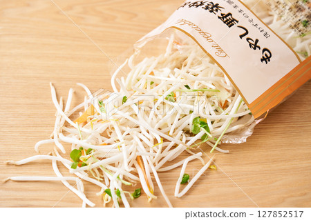 袋裝豆芽、豌豆芽、胡蘿蔔和洋蔥 袋裝豆芽、豌豆芽、胡蘿蔔和洋蔥 127852517