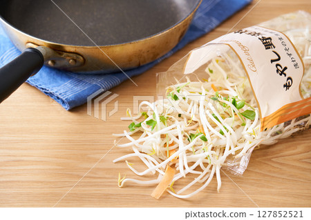 袋裝豆芽、豌豆芽、胡蘿蔔和洋蔥 袋裝豆芽、豌豆芽、胡蘿蔔和洋蔥 127852521