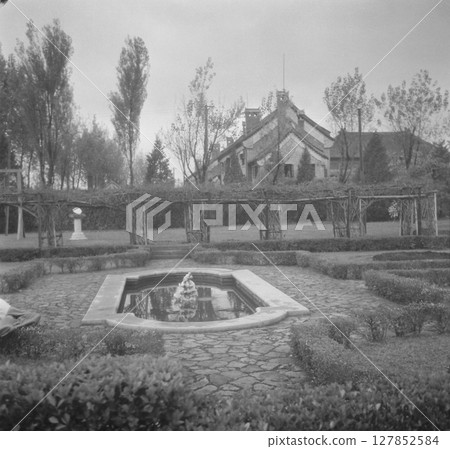 老照片：1938年，南京官邸花園，抗日戰爭時期 127852584