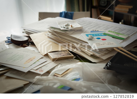在成堆的文件中發現現金，hesokuri，整理的物品，骯髒的房間 127852819