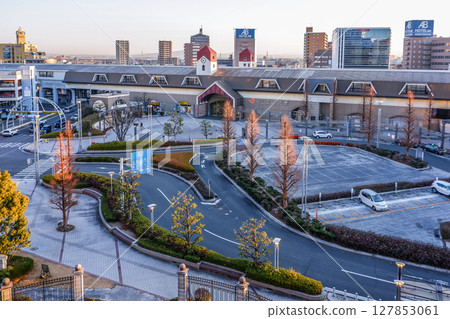 Scenery in front of JR Mikawa Anjo Station in the morning sun 127853061