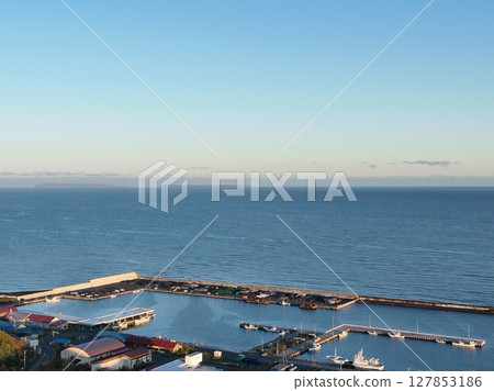 【從空中俯瞰北海道】苫前港與天賣島的清晨 【從空中俯瞰北海道】苫前港與天賣島的清晨 127853186
