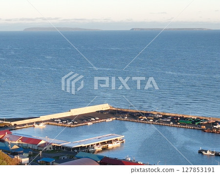 【從空中俯瞰北海道】清晨的苫前港,左邊是天賣島,右邊是燒尻島 【從空中俯瞰北海道】清晨的苫前港,左邊是天賣島,右邊是燒尻島 127853191