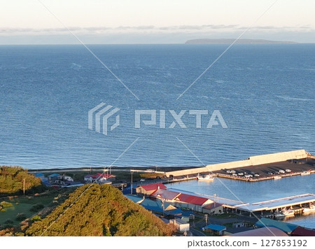 【從空中俯瞰北海道】從苫前漁港眺望的天賣島清晨景色 【從空中俯瞰北海道】從苫前漁港眺望的天賣島清晨景色 127853192