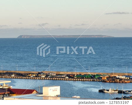 【從空中俯瞰北海道苫前】朝陽下閃耀的柳尻島 127853197