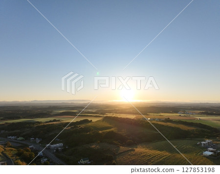 【從空中俯瞰北海道苫前】太陽從地面升起 【從空中俯瞰北海道苫前】太陽從地面升起 127853198