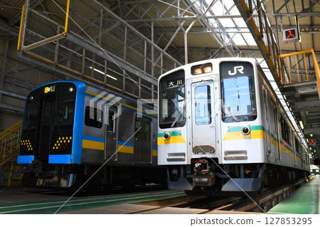 鶴見線的E131系1000系列(大川標誌)和南部支線的E127系(大川標誌)在車庫排隊。 鶴見線的E131系1000系列(大川標誌)和南部支線的E127系(大川標誌)在車庫排隊。 127853295