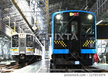 The E127 series (group display) of the Nambu branch line and the E131 series 1000 series (Ogimachi display) of the Tsurumi line lined up at the depot. 127853974