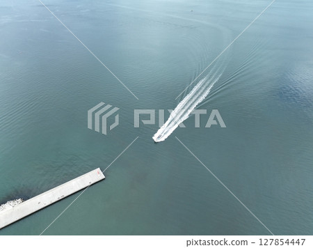 【從空中俯瞰北海道】佐呂間湖的扇貝捕撈船返回漁港 127854447