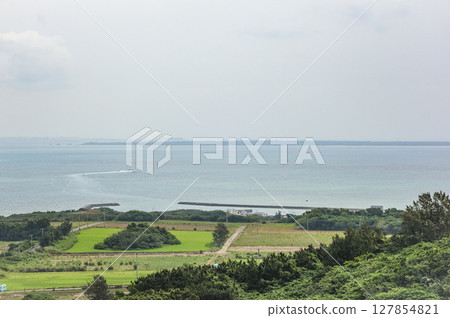 從小濱島西大嶽瞭望台眺望竹富島 從小濱島西大嶽瞭望台眺望竹富島 127854821