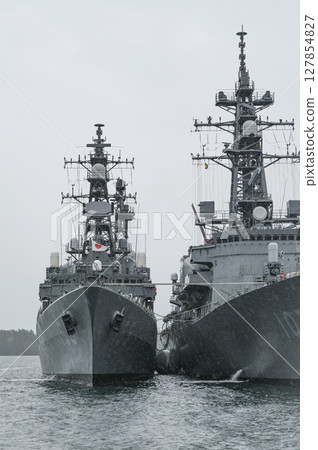 A Maritime Self-Defense Force escort ship seen from a park in the rain 127854827