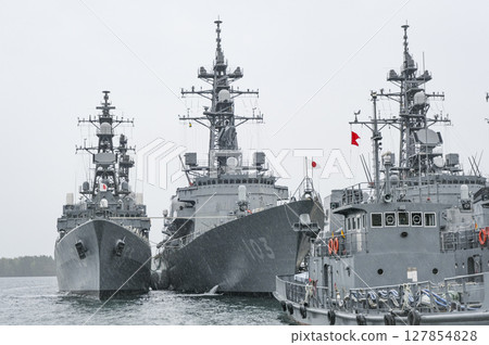 A Maritime Self-Defense Force escort ship seen from a park in the rain 127854828