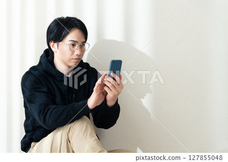 靠牆看著你的智慧型手機 127855048