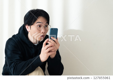 靠牆看著你的智慧型手機 127855061