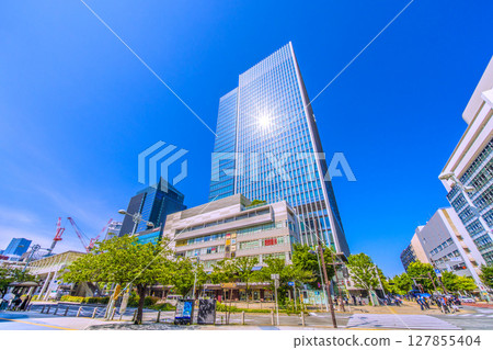 日本東京城市景觀：盛夏陽光…田町車站東口景色 127855404