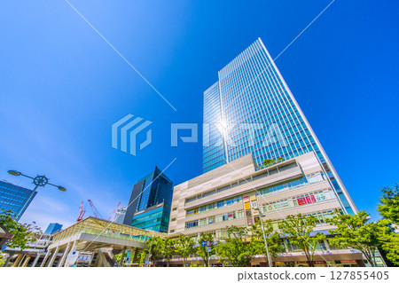 日本東京城市景觀：盛夏陽光…田町車站東口景色 127855405
