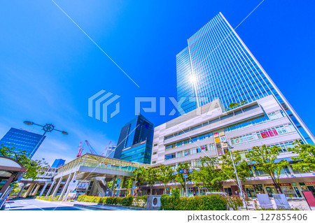 日本東京城市景觀：盛夏陽光…田町車站東口景色 127855406