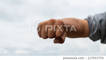 握緊拳頭的男性手 127855759