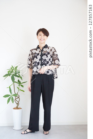 女夏裝時尚搭配全身（肖像） 127857163