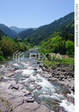 流經愛媛縣四國中央市富裡町的道山川風景 流經愛媛縣四國中央市富裡町的道山川風景 127857203