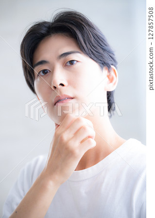 年輕英俊的男人的美麗和美麗的透明度，清爽的皮膚護理形象，用手托著下巴思考 127857508