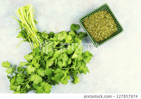 fresh and dry coriander. fresh and dry coriander. 127857874