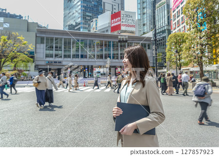 Business woman with a laptop Shibuya Scramble Crossing 127857923