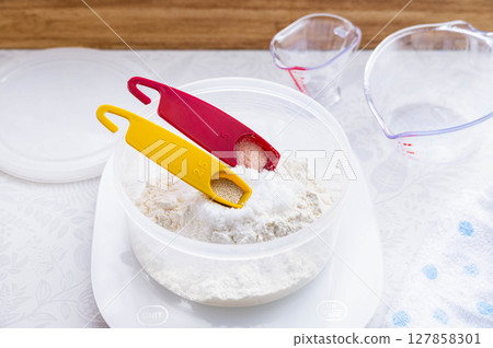 麵包製作:用量匙添加鹽和乾酵母 麵包製作:用量匙添加鹽和乾酵母 127858301