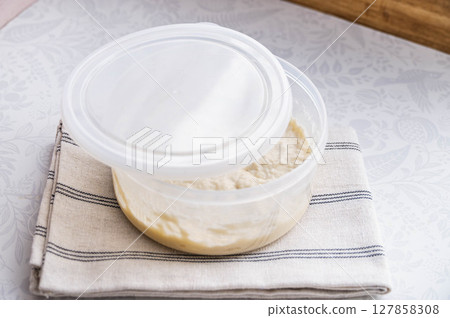 佛卡夏麵團正在進行第一次發酵 127858308