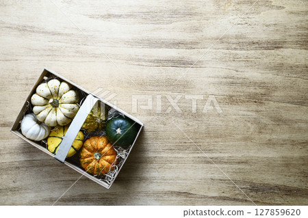 Wicker basket with pumpkin harvest Wicker basket with pumpkin harvest 127859620