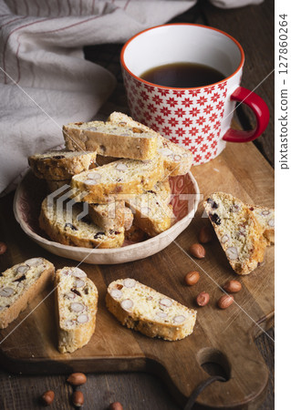 biscotti - traditional Italian cookies 127860264