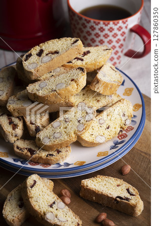 biscotti - traditional Italian cookies 127860350