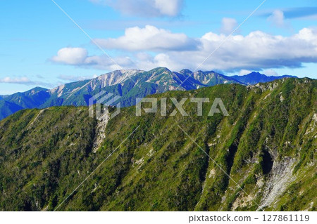 從北勝浦山附近看到的野口五郎山和水翔山 127861119