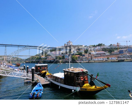 杜羅河和流經波爾圖（葡萄牙）的船隻 127861147