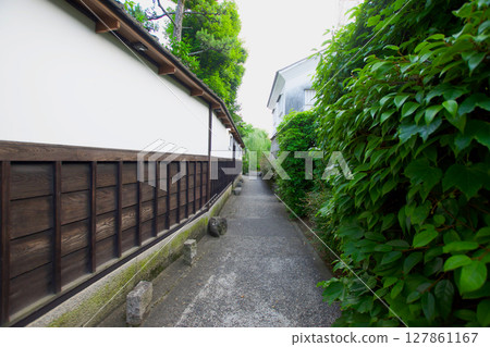 Narrow streets of Kurashiki's Bikan Historical Quarter 127861167