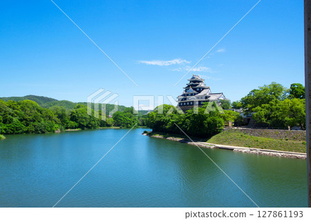 從護城河上眺望岡山城的天守閣 127861193