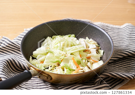 在煎鍋中切蔬菜(高麗菜、蘑菇、胡蘿蔔) 在煎鍋中切蔬菜(高麗菜、蘑菇、胡蘿蔔) 127861334