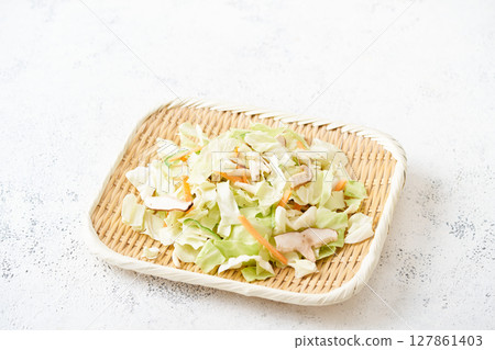 用漏杓切蔬菜(高麗菜、蘑菇、胡蘿蔔) 用漏杓切蔬菜(高麗菜、蘑菇、胡蘿蔔) 127861403