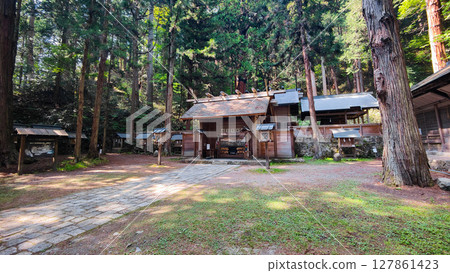 仁科神明神社：神門與拜殿 127861423