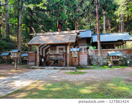 仁科神明神社：神門與拜殿 127861424