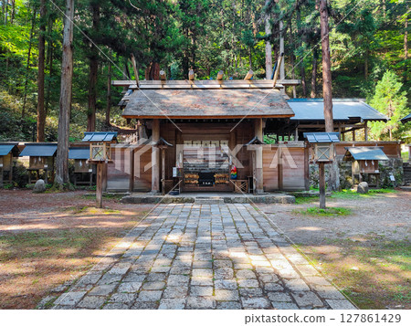 Nishina Shinmei Shrine: Shrine gate and worship hall 127861429