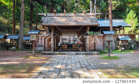 仁科神明神社：神門與拜殿 127861430